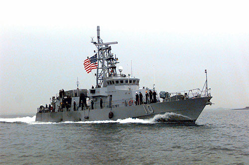 la nave militar estadounidense USS Firebolt Barcos iraníes hostigan a una nave de EEUU en el Golfo Pérsico